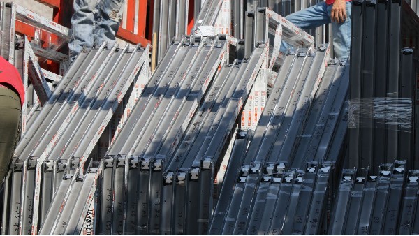 長安oppo工業園鋁合金門窗工程產品裝車-樓上樓門窗