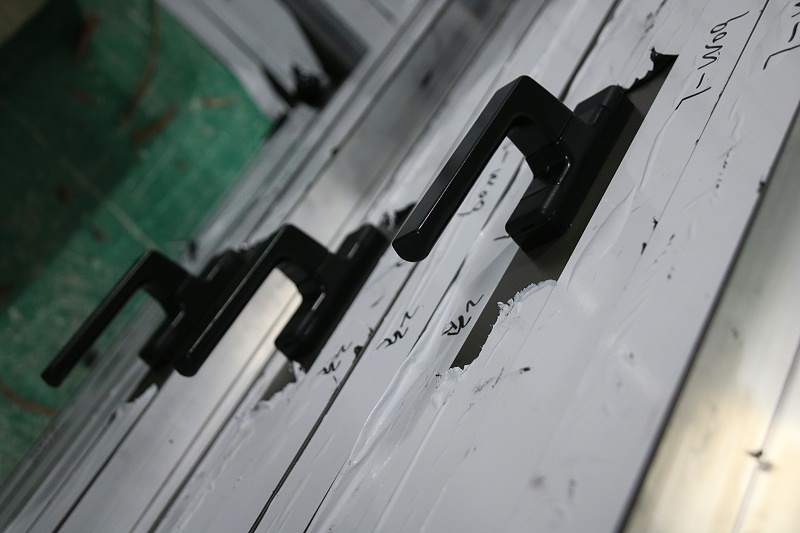 樓上樓高端門窗-鋁合金門多少錢一平米？